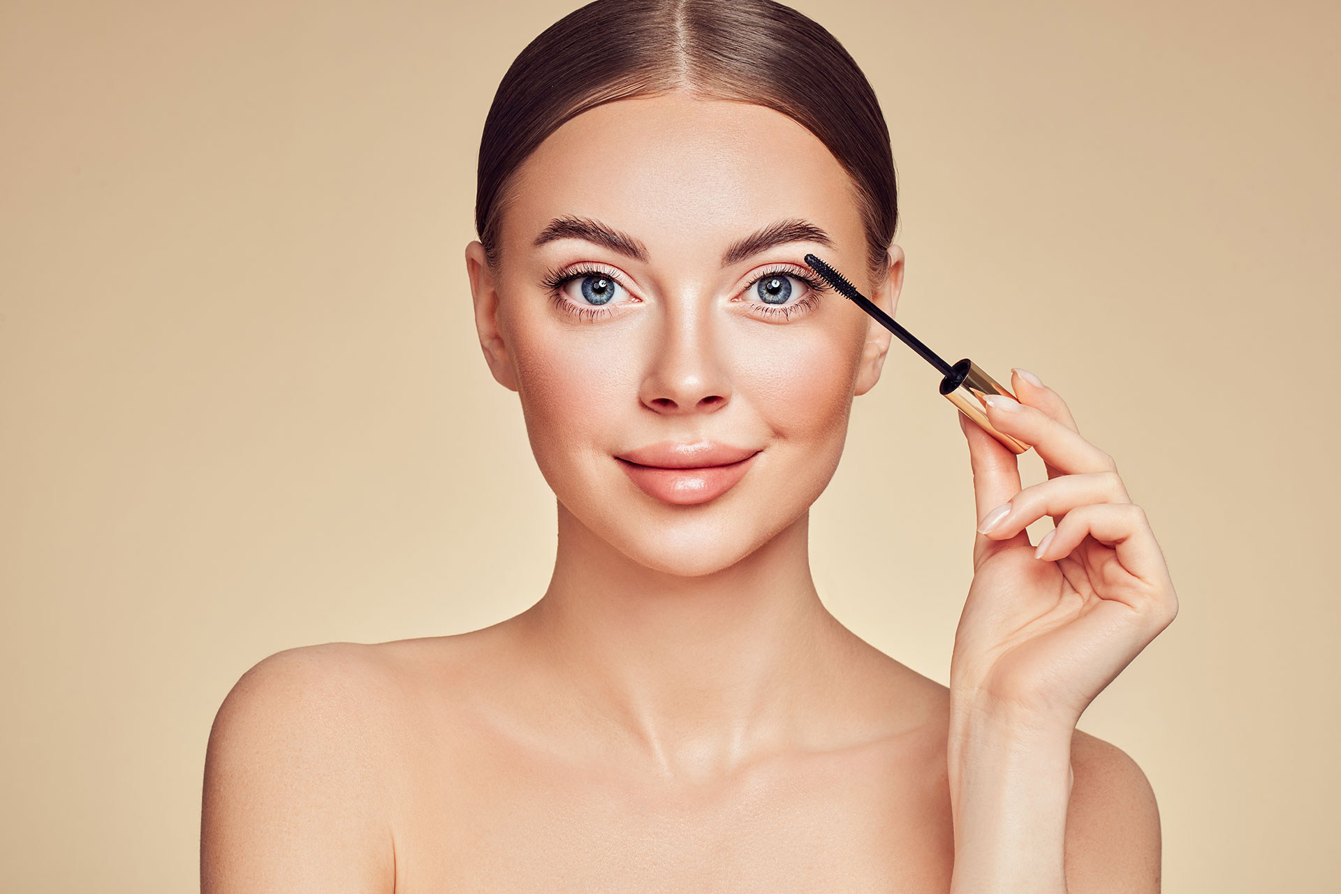 beauty-woman-applying-black-mascara-on-eyelashes-2021-09-02-12-27-25-utc.jpg